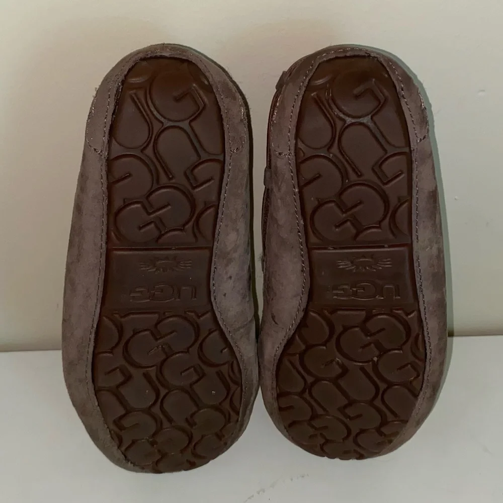 UGG Women’s Dakota Slippers/Moccasins - Picture 4 of 6
